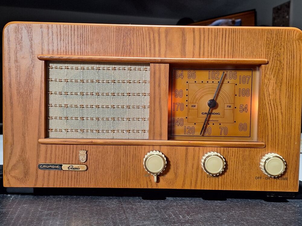 Grundig Classic Heinzelmann AM/FM Stereo Table Radio 1997 Retro Wood Cabinet